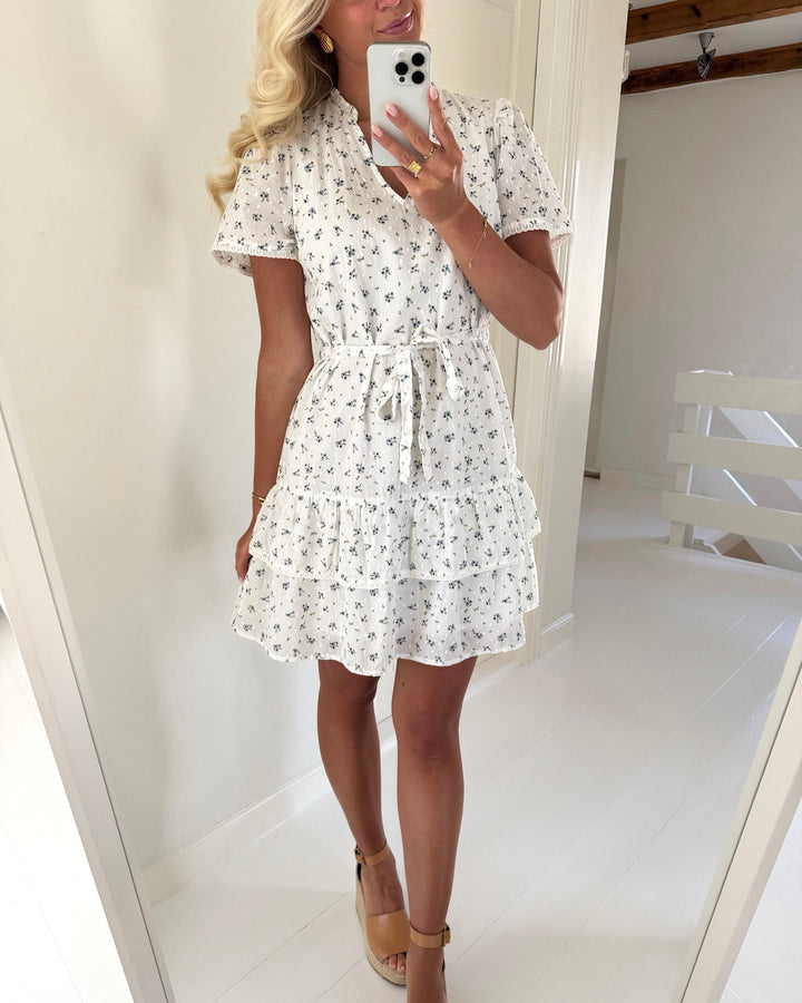 Vero Moda kjole trine ss short lace snow white/marguerite blue jasper