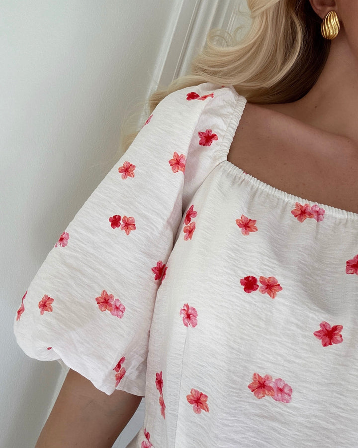 Vero Moda kjole odette 2/4 short cloud dancer/hibiscus