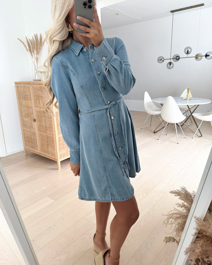 JDY kjole kamma ls belt short light blue denim - FORUDBESTILLING LEV. UGE 44
