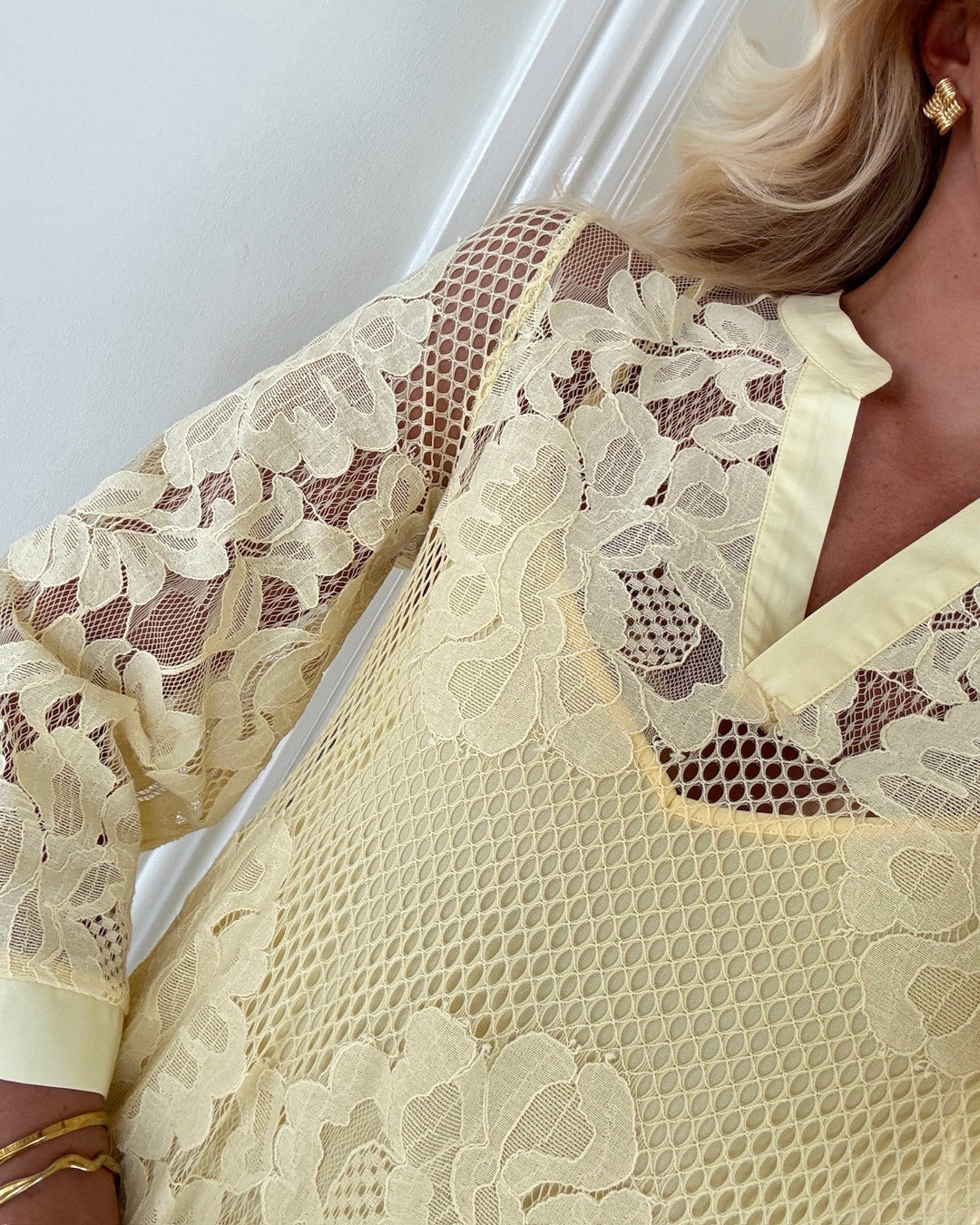 Vero Moda kjole maya lace 7/8 v-neck pale banana - FORUDBESTILLING LEV. UGE 18/19