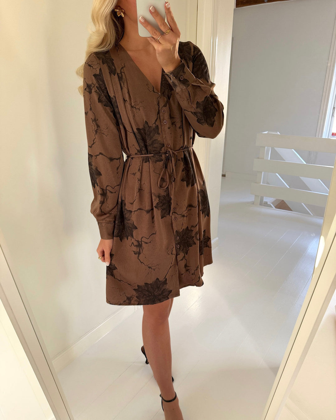 Sister's Point kjole esava brown flower - FORUDBESTILLING LEV. UGE 5