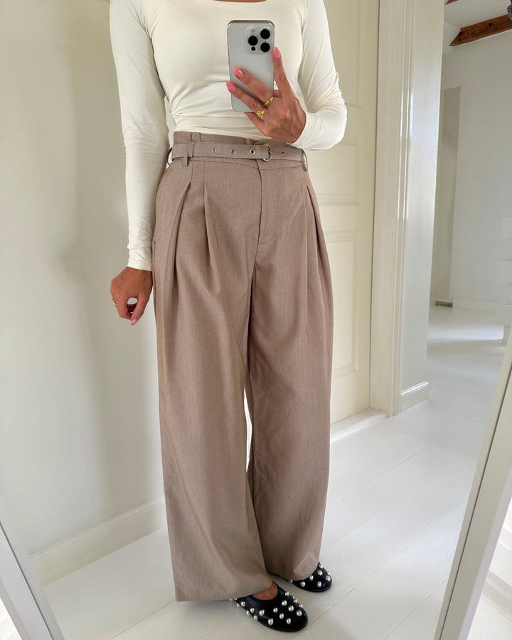 Vero Moda bukser bellis hw wide belt mocha meringue melange/gold buckle/eyelet