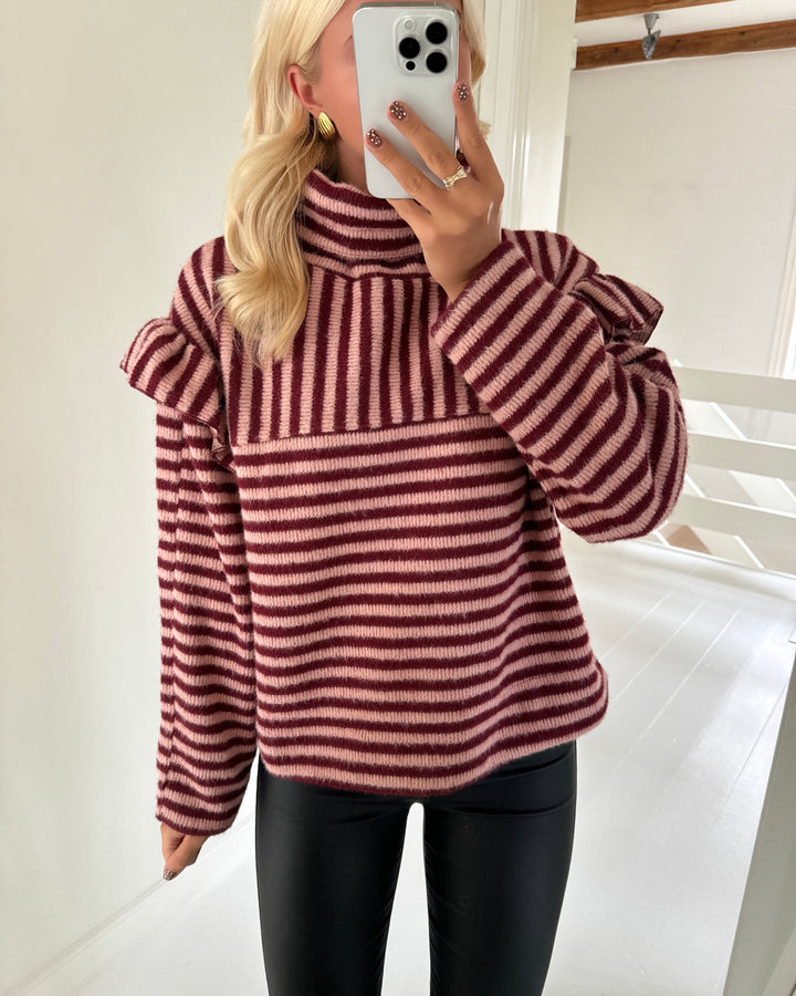 Stories from the Atelier striktrøje my moments bordeaux/pink - FORUDBESTILLING LEV. UGE 46