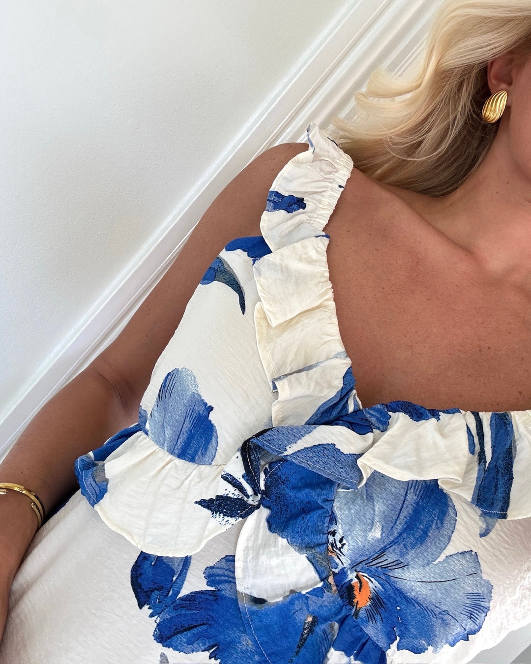 Only kjole hyaci sl frill long bright white big blue