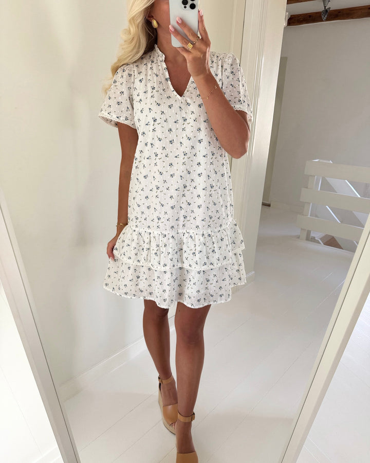 Vero Moda kjole trine ss short lace snow white/marguerite blue jasper