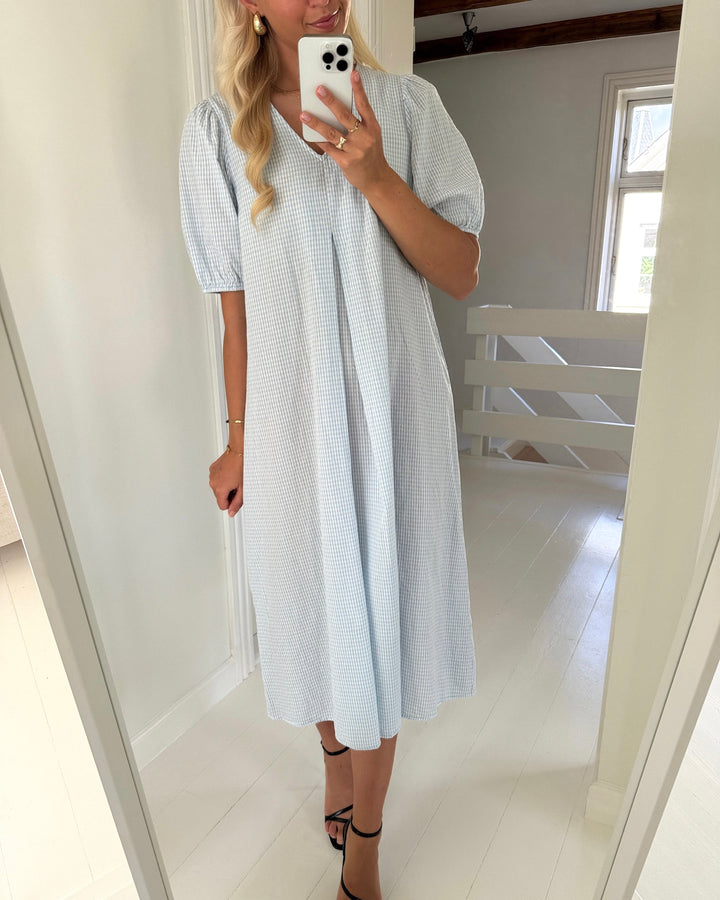 Pieces kjole alma 2/4 v-neck midi wvn d2d cashmere blue/bright whi