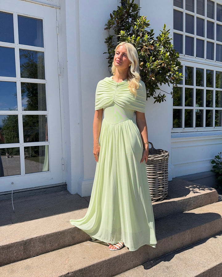 Vero Moda kjole rosetta cape detail maxi celadon green - FORUDBESTILLING LEV. UGE 23