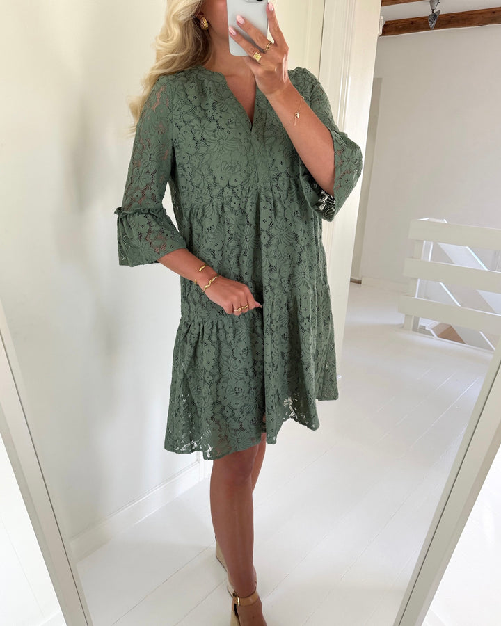 Vero Moda kjole honey lace 3/4 v-neck laurel wreath/flower lace