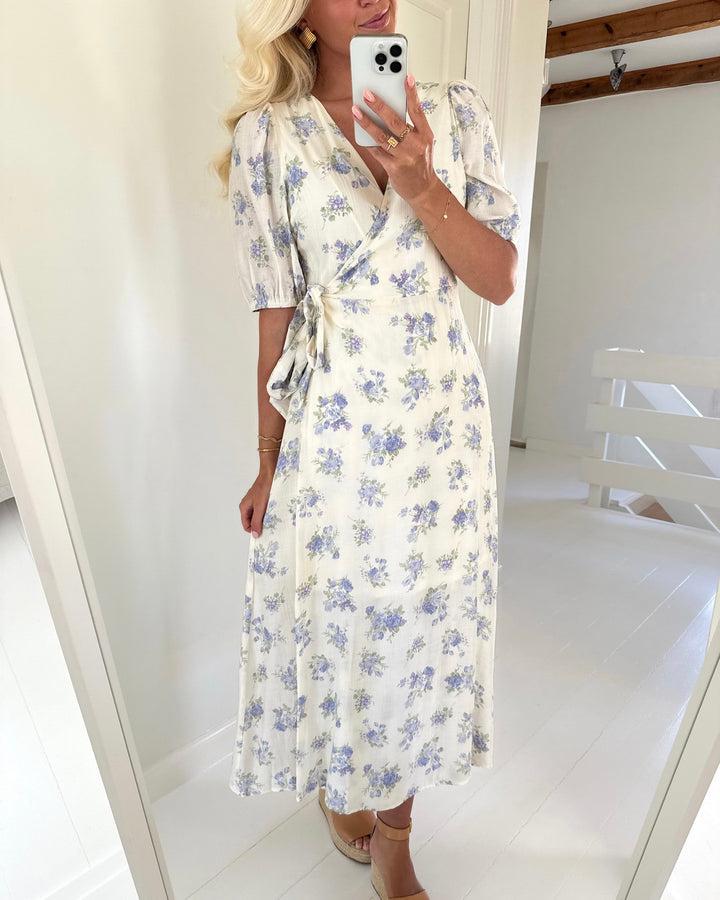Vero Moda kjole bella 2/4 v-neck wrap 7/8 birch blue bella flower - FORUDBESTILLING LEV. UGE 19