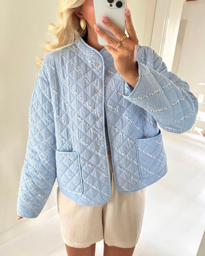 Pieces jakke rikke quilted cashmere blue/cloud dancer & black flower