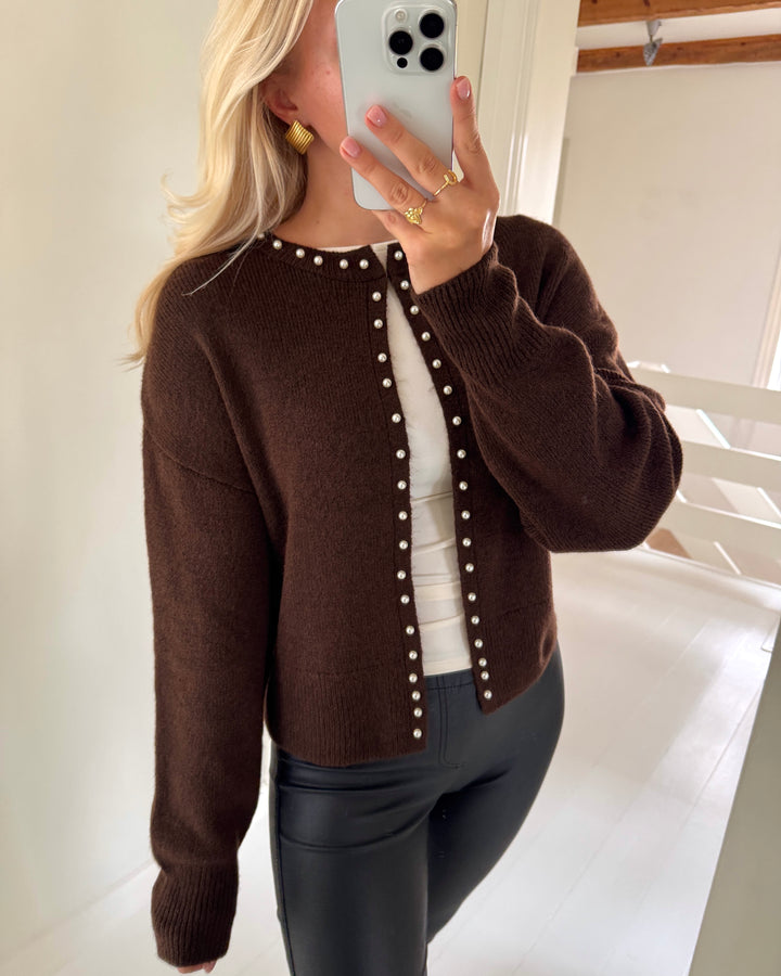 JDY cardigan emmali ls pearl knt coffee bean w. white pearls