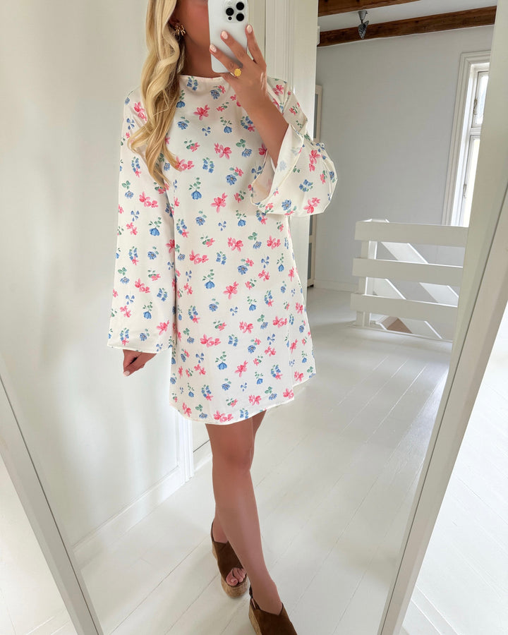 Pieces kjole millie short boatneck wvn d2d cloud dancer/flowers