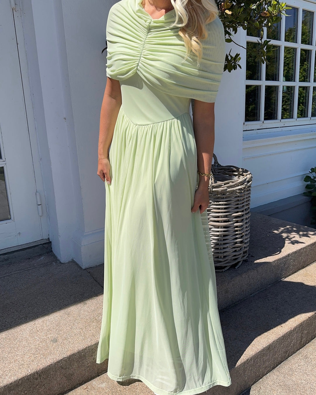 Vero Moda kjole rosetta cape detail maxi celadon green - FORUDBESTILLING LEV. UGE 23
