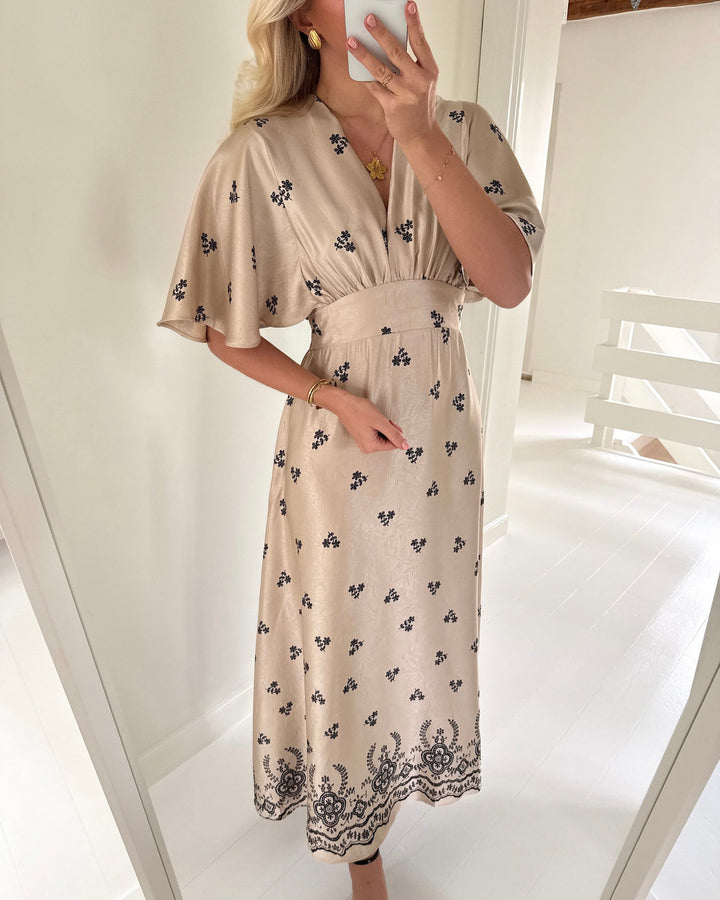 Sister's Point kjole gisela-dr24 champagne/black flower