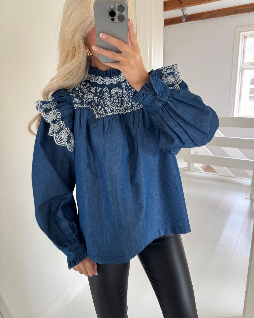 Love&Divine bluse love1294 denim/cream - FORUDBESTILLING LEV. UGE 34