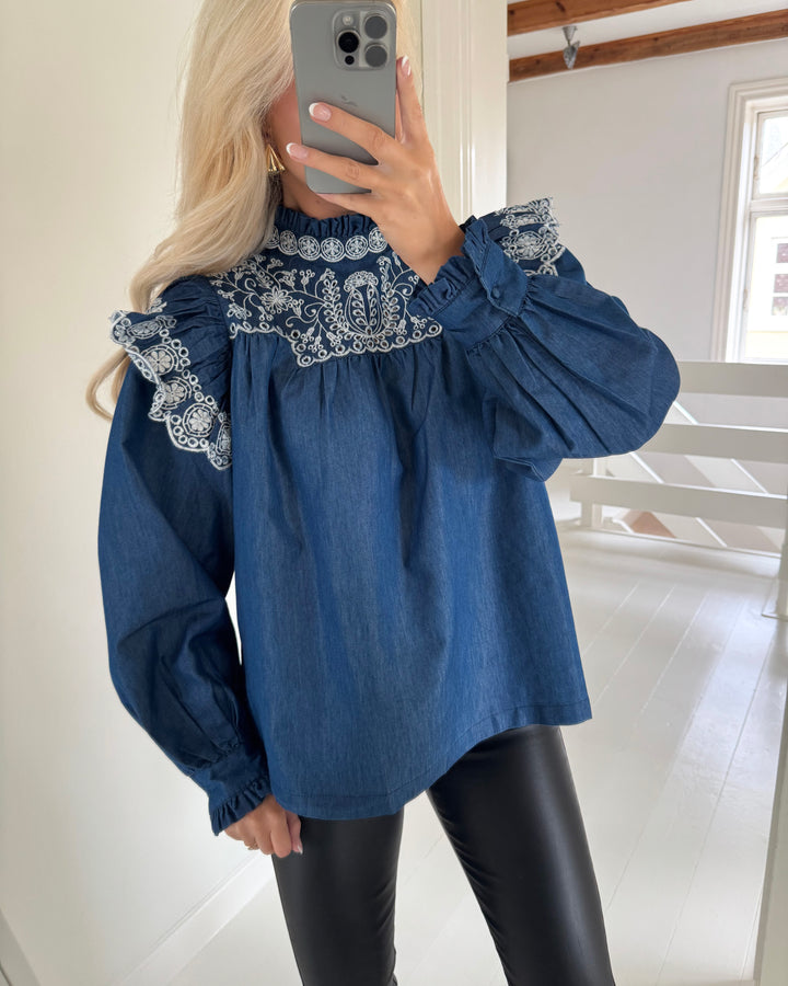 Love&Divine bluse love1294 denim/cream - FORUDBESTILLING LEV. UGE 34