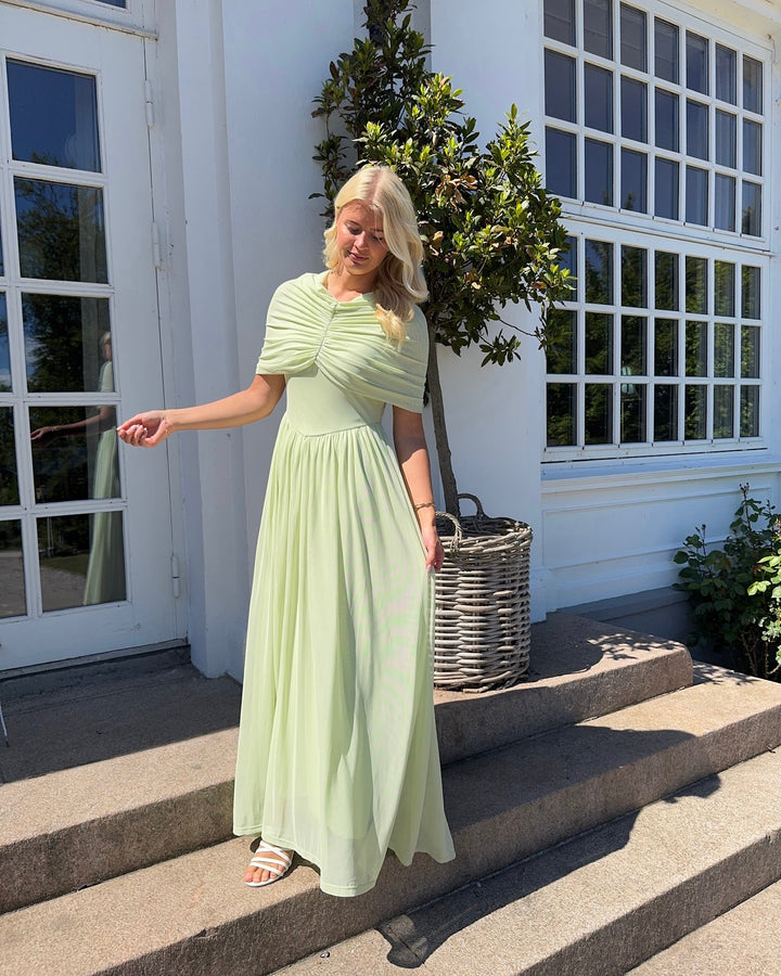 Vero Moda kjole rosetta cape detail maxi celadon green - FORUDBESTILLING LEV. UGE 23