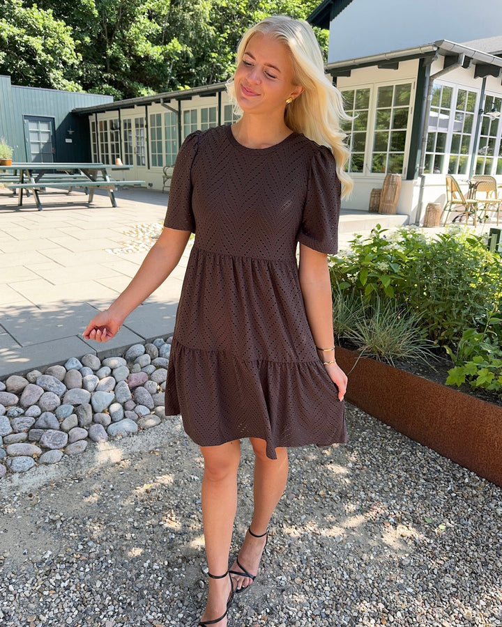 JDY kjole carla cathinka ss chocolate brown - FORUDBESTILLING LEV. UGE 31