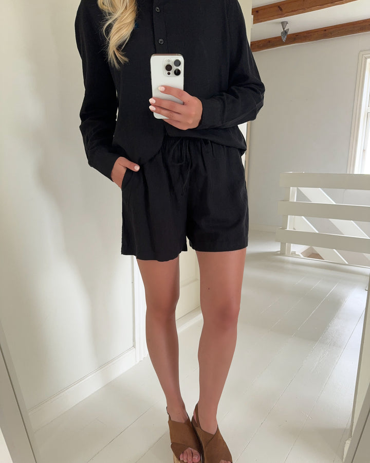 Vero Moda shorts linn black