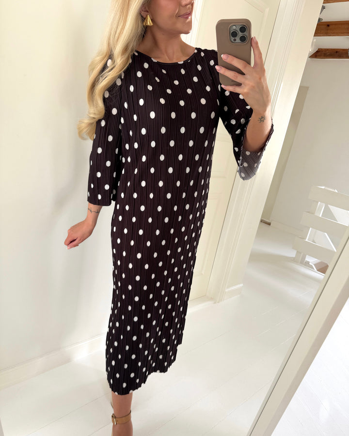 Vero Moda kjole kendal calf plisse chocolate torte/white dots