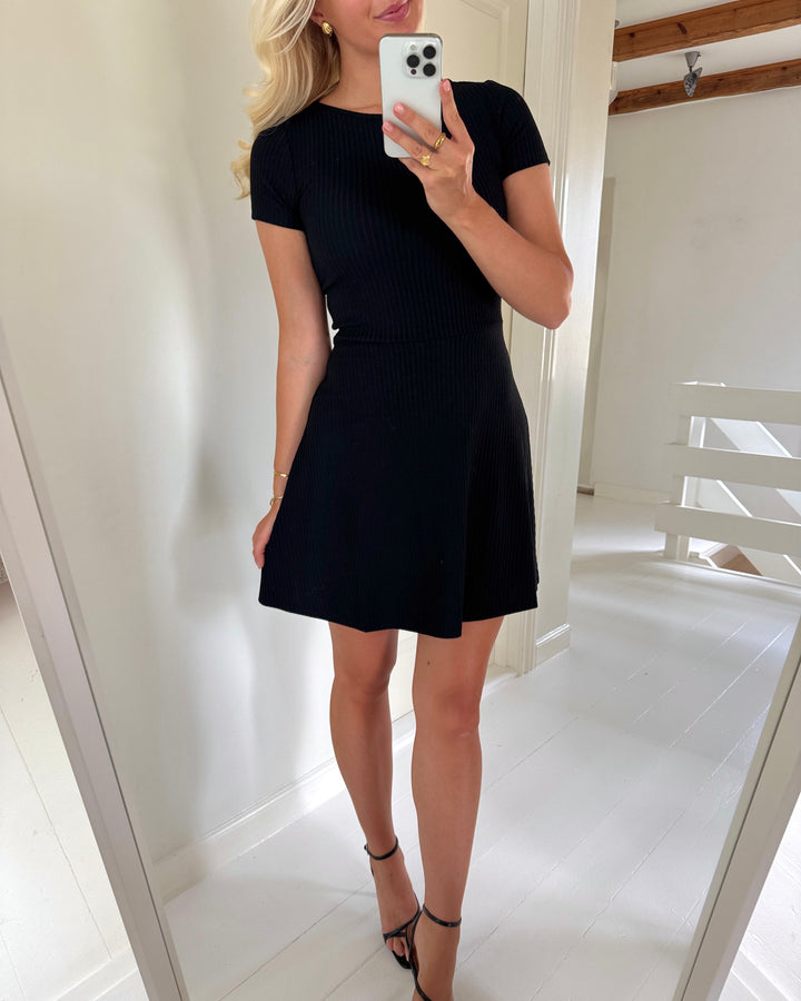 Only kjole 30 casi ss short cutline black