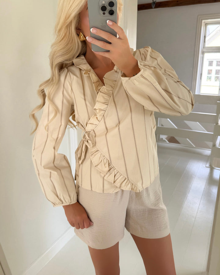 A-view bluse lizza off white/black stripe - FORUDBESTILLING LEV. UGE 34