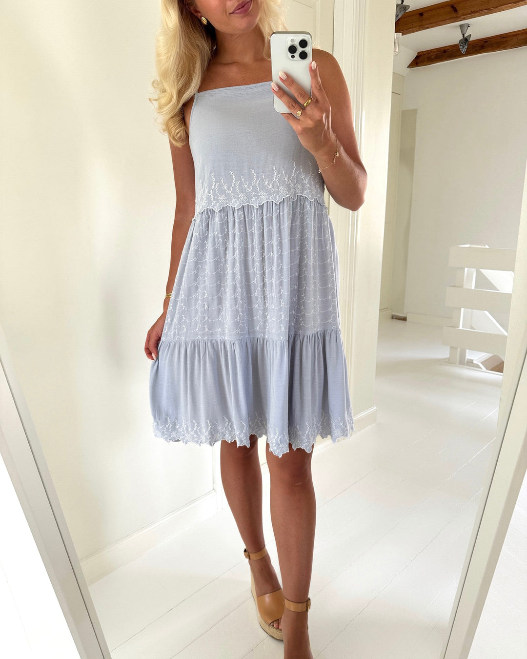 Only kjole 30 camellia sl short soft chambray/white emb
