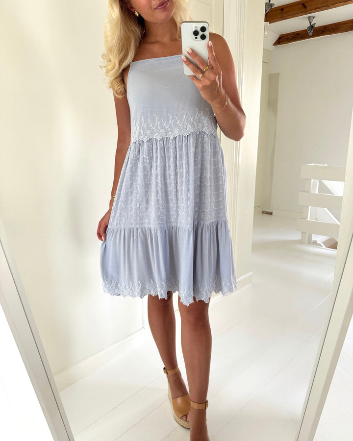 Only kjole 30 camellia sl short soft chambray/white emb