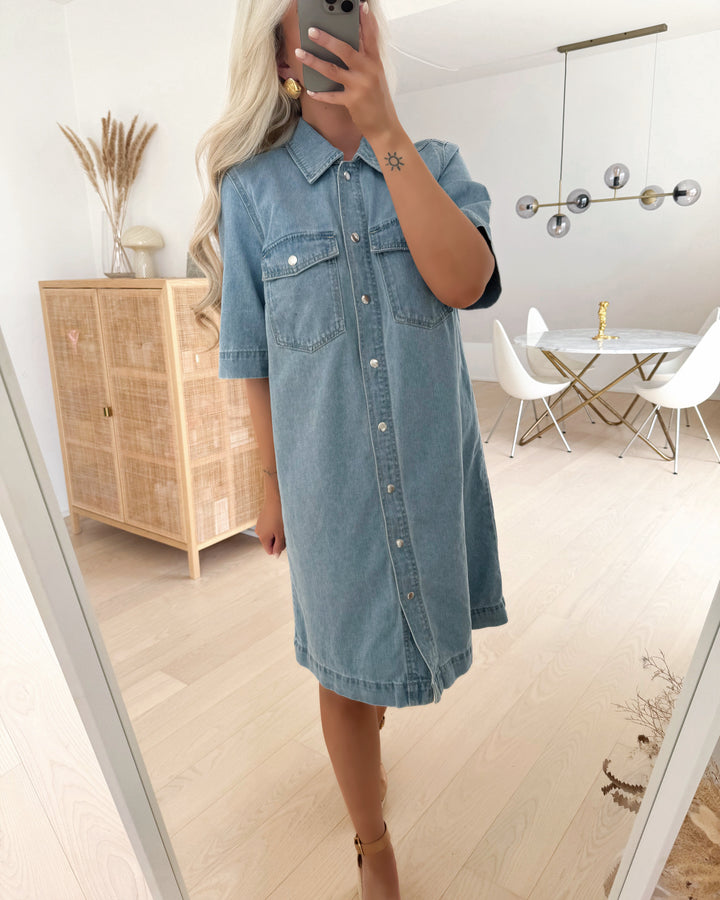 Only kjole belle ss button light blue denim