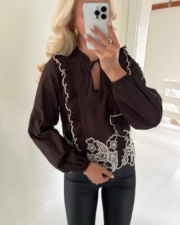 JDY bluse holly ls wvn chocolate torte/white embroidery