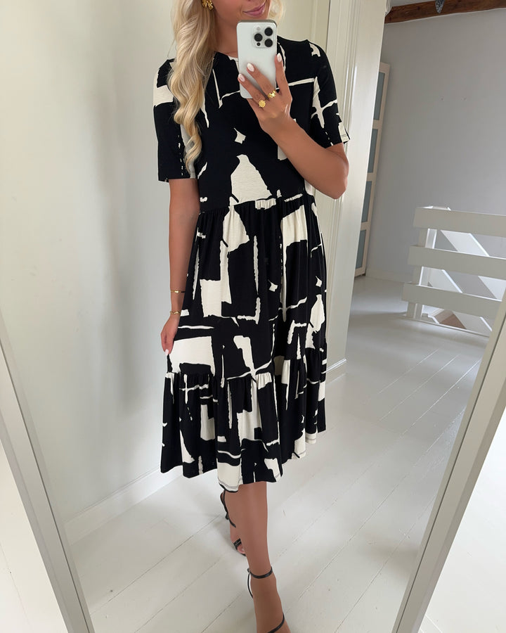 Vero Moda kjole mitsi 2/4 o-neck calf jrs black/white abstract print
