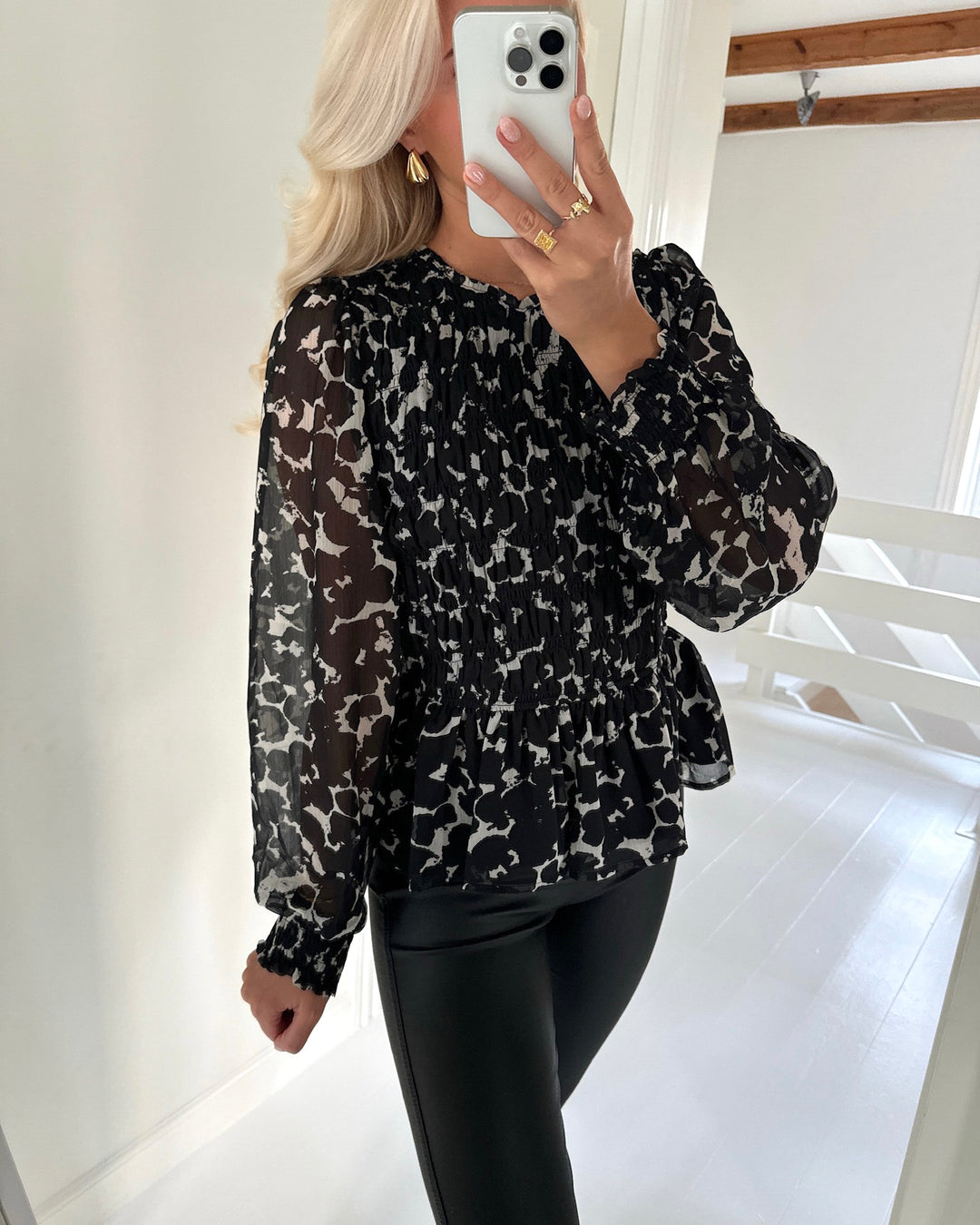 Sister's Point bluse uda-ls1 black/cream - FORUDBESTILLING LEV. UGE 1