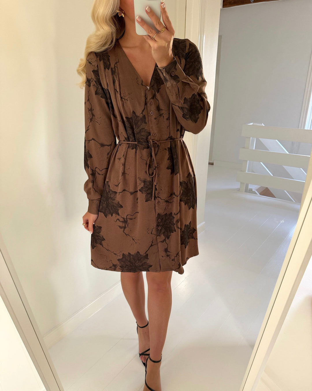 Sister's Point kjole esava brown flower - FORUDBESTILLING LEV. UGE 5