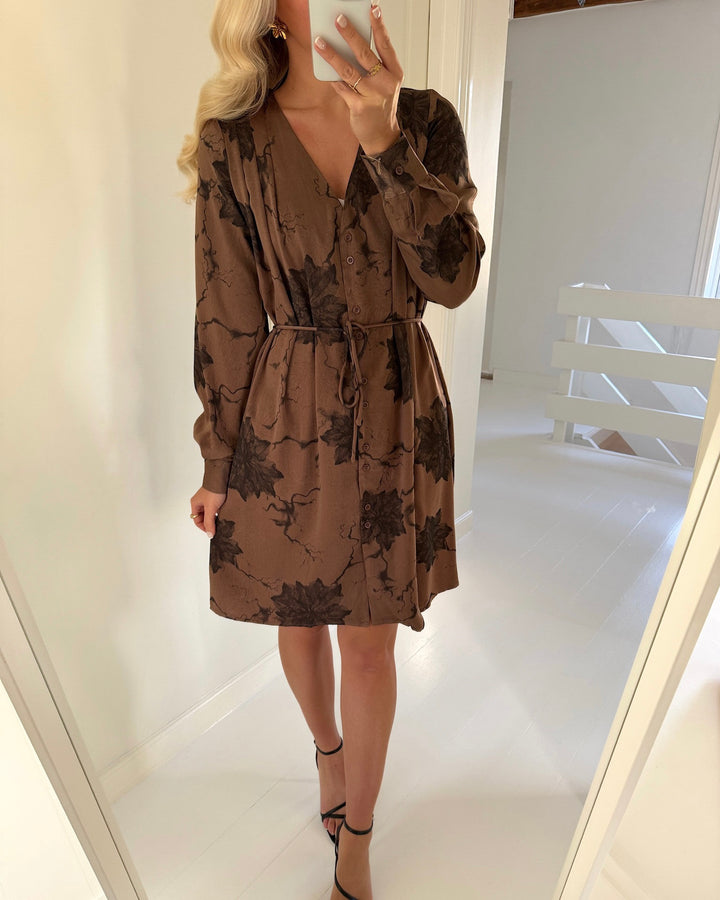 Sister's Point kjole esava brown flower - FORUDBESTILLING LEV. UGE 5