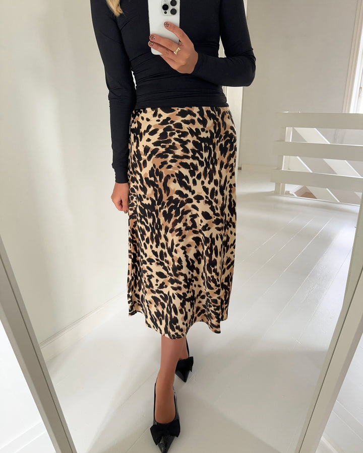 Y.A.S nederdel pella hw midi black/leo print