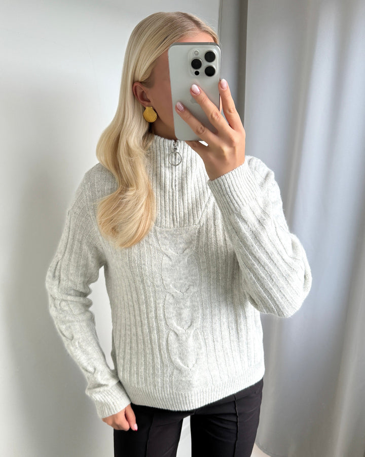 JDY striktrøje andrea l/s zip cable super light grey melange