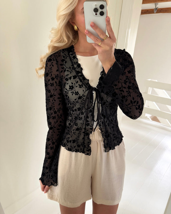Pieces bluse islie ls tie top black flower - FORUDBESTILLING LEV. UGE 14