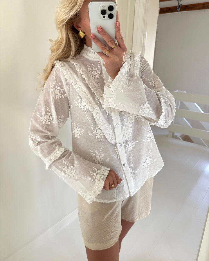 Stories from the Atelier bluse she is like the wind white