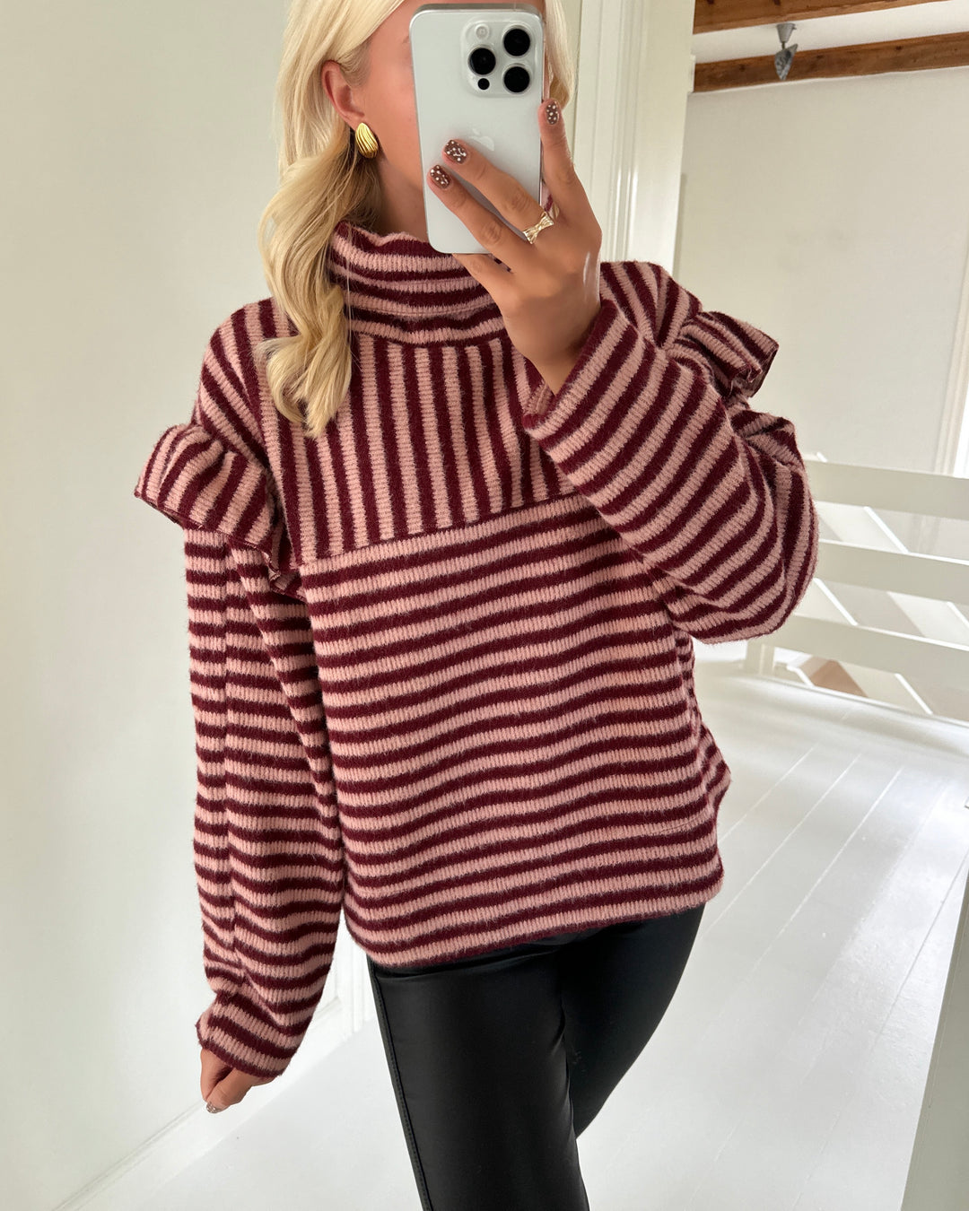 Stories from the Atelier striktrøje my moments bordeaux/pink - FORUDBESTILLING LEV. UGE 46