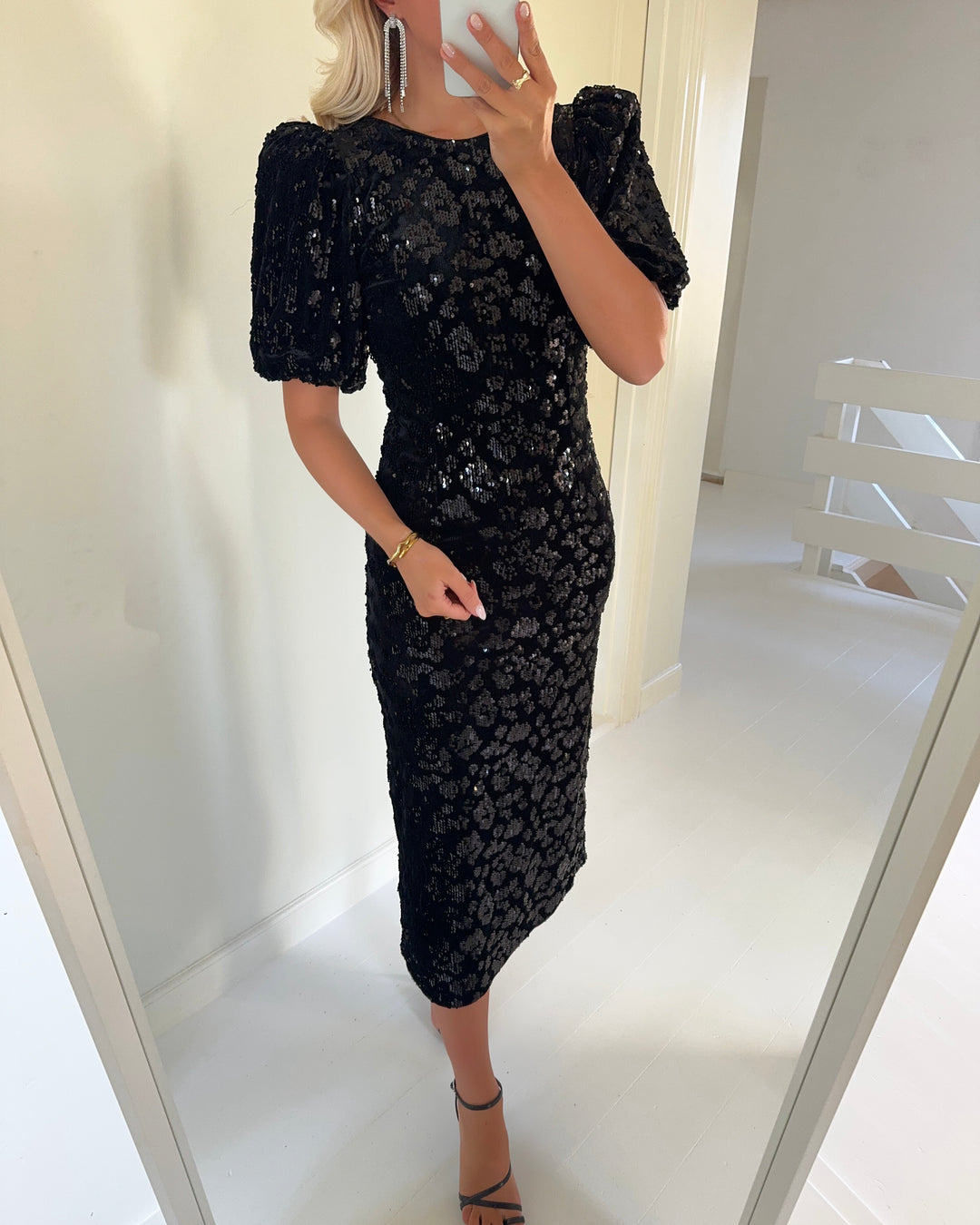 Y.A.S kjole sofie 2/4 sequin midi black/w. sequins