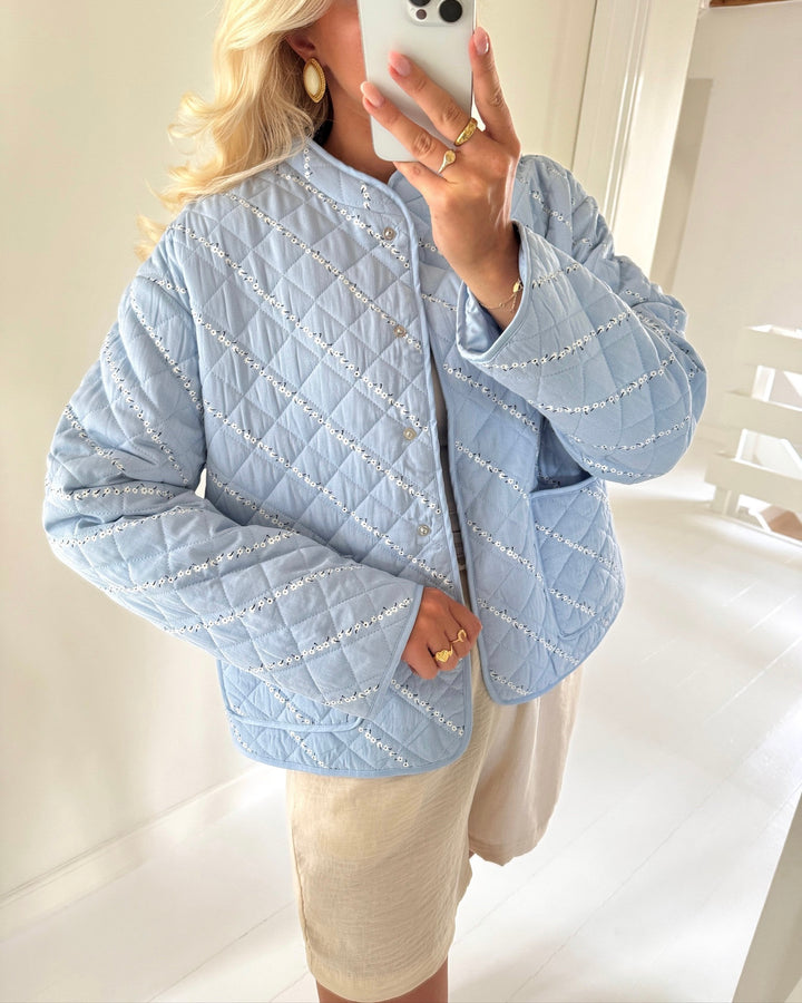 Pieces jakke rikke quilted cashmere blue/cloud dancer & black flower