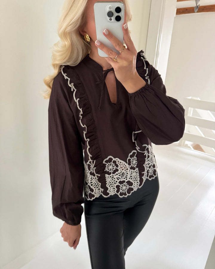 JDY bluse holly ls wvn chocolate torte/white embroidery