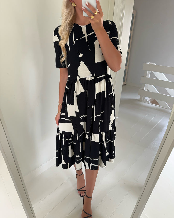 Vero Moda kjole mitsi 2/4 o-neck calf jrs black/white abstract print