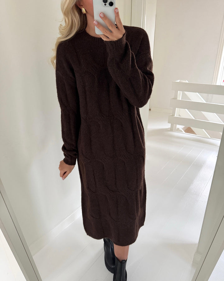 Pieces kjole jenna ls cable knit midi hot fudge - FORUDBESTILLING LEV. UGE 6