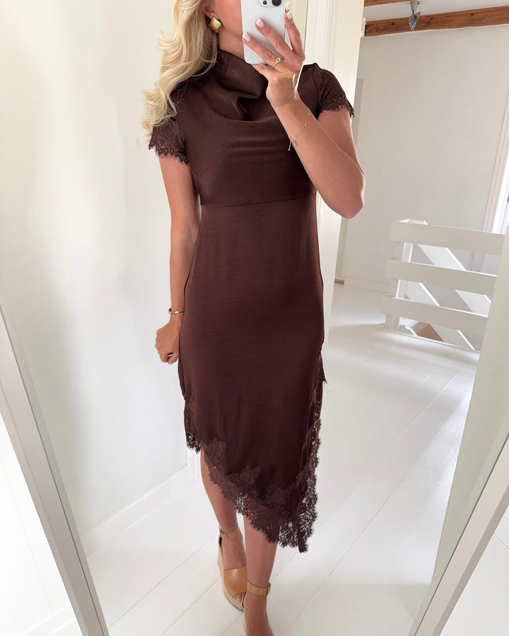 Vero Moda kjole rita cs lace maxi chicory coffee - FORUDBESTILLING LEV. UGE 23