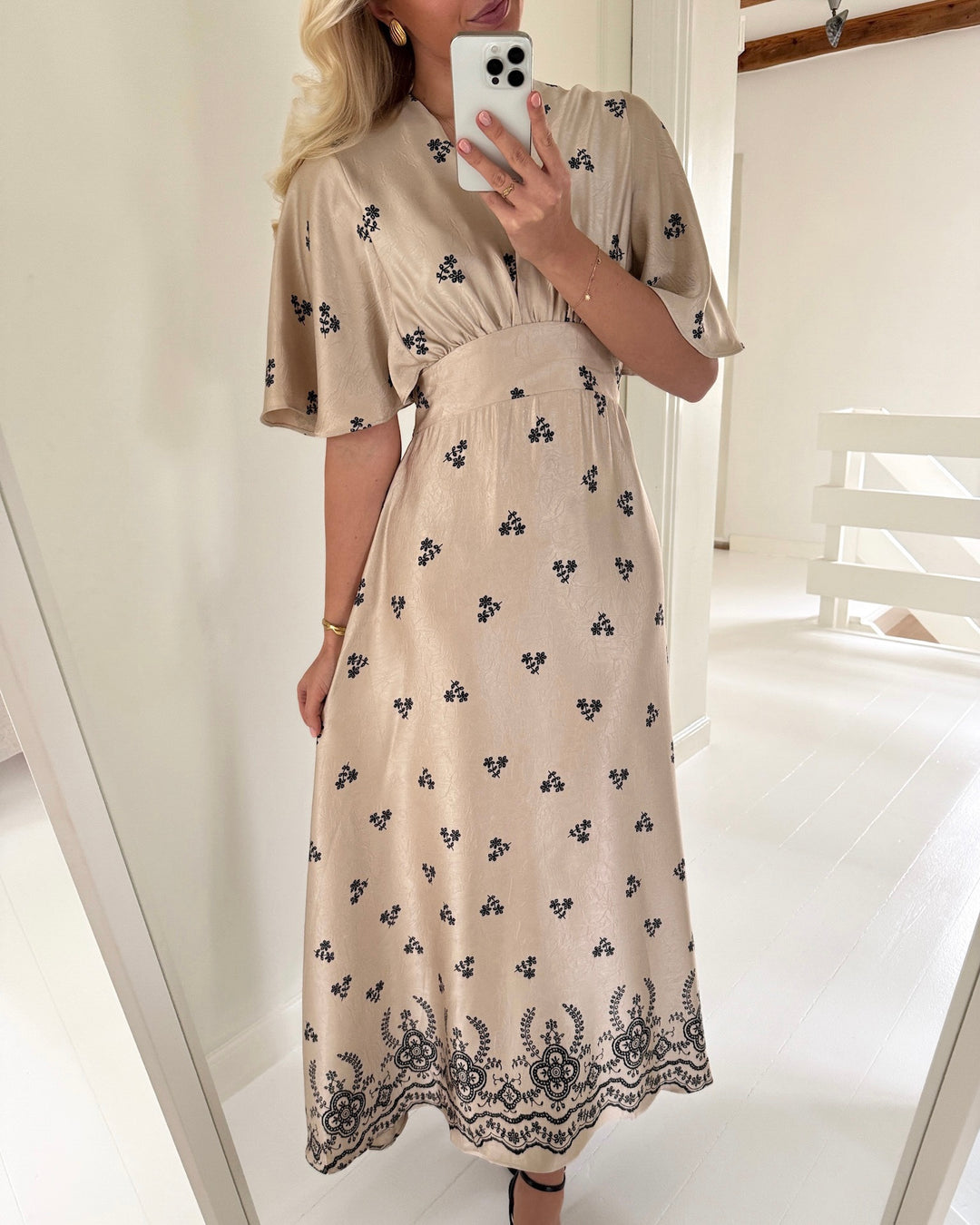 Sister's Point kjole gisela-dr24 champagne/black flower