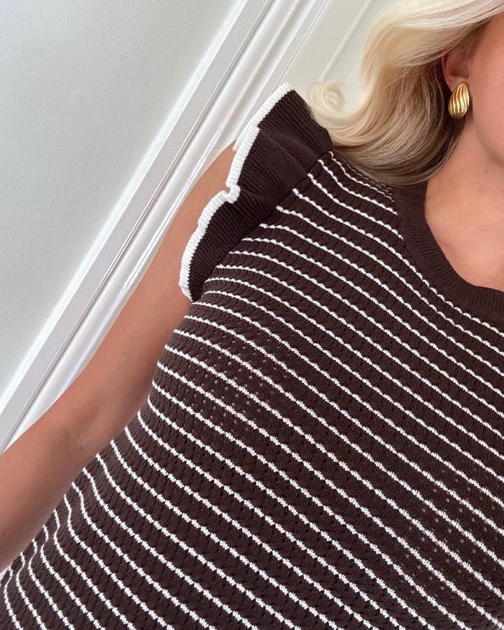 JDY top carice sl frill knit chocolate brown w. cloud dancer structure