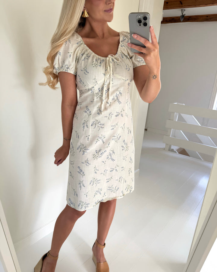 Only kjole lyrida ss tie detail bright white/wild bundles