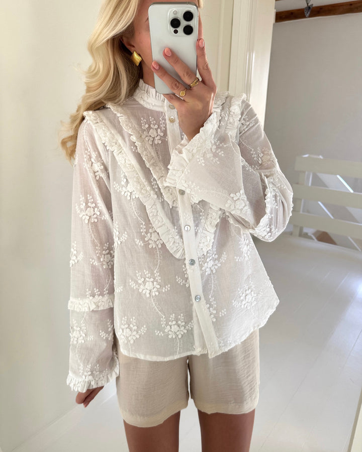 Stories from the Atelier bluse she is like the wind white