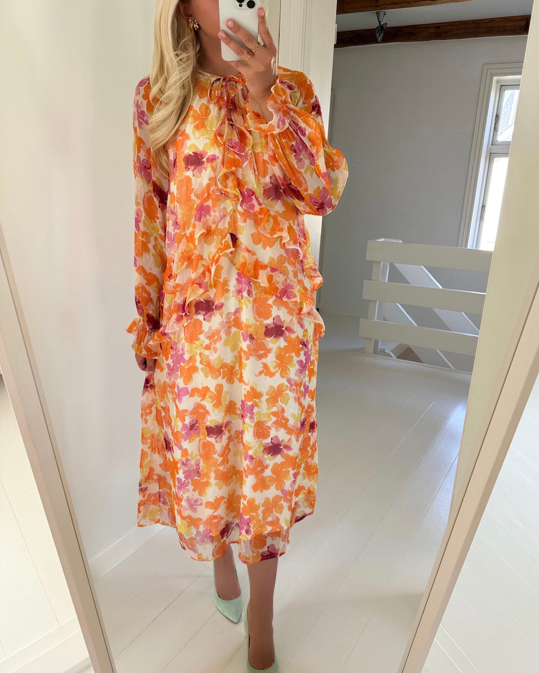 Pieces kjole clara ls long v-neck wvn d2d cloud dancer/orange yellow/pink flowers - FORUDBESTILLING LEV. UGE 24